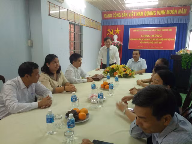 TSKH Phan Xuan Dung dan dau doan cong tac cua VUSTA lam viec tai Tinh uy Tay Ninh-Hinh-6