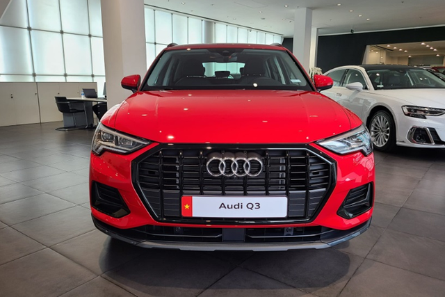 Audi Q3 Black Edition 2024 giá 1,8 tỷ đồng, vẫn dùng chìa khoá cơ - Hình 2 Audi Q3 Black Edition 2024 gia 1,8 ty dong, van dung chia khoa co-Hinh-2
