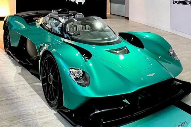 Siêu đại gia chi gần 80 tỷ đồng mua Aston Martin Valkyrie Spider mui trần - Hình 7 Sieu dai gia chi gan 80 ty dong mua Aston Martin Valkyrie Spider mui tran-Hinh-7