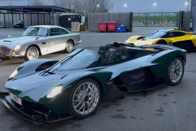 Siêu đại gia chi gần 80 tỷ đồng mua Aston Martin Valkyrie Spider mui trần Sieu dai gia chi gan 80 ty dong mua Aston Martin Valkyrie Spider mui tran