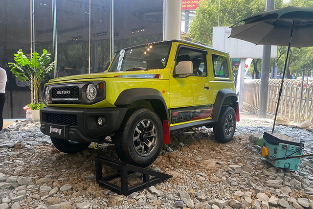 Đại gia Bình Dương chi tiền mua Suzuki Jimny giá rẻ để trải nghiệm - Hình 9 Dai gia Binh Duong chi tien mua Suzuki Jimny gia re de trai nghiem-Hinh-9
