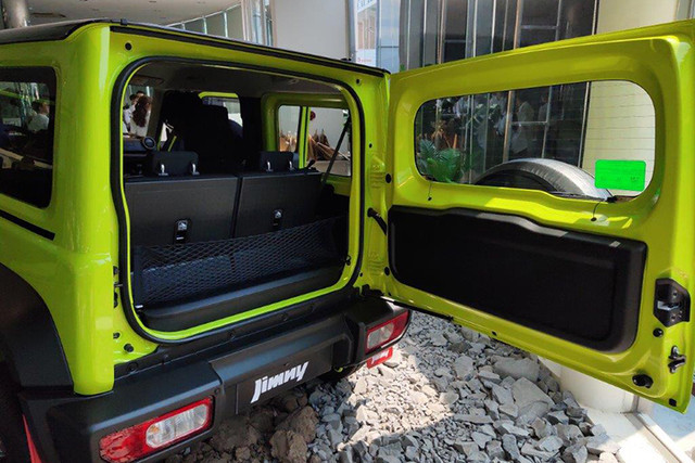 Đại gia Bình Dương chi tiền mua Suzuki Jimny giá rẻ để trải nghiệm - Hình 8 Dai gia Binh Duong chi tien mua Suzuki Jimny gia re de trai nghiem-Hinh-8