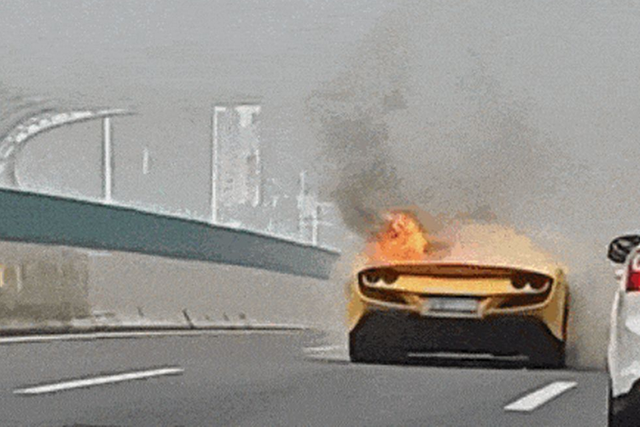 Tiếc ngang khi thấy Ferrari F8 hơn 17 tỷ cháy rụi phần đuôi - Hình 2 Tiec ngang khi thay Ferrari F8 hon 17 ty chay rui phan duoi-Hinh-2