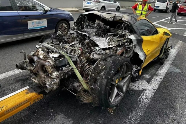 Tiếc ngang khi thấy Ferrari F8 hơn 17 tỷ cháy rụi phần đuôi - Hình 3 Tiec ngang khi thay Ferrari F8 hon 17 ty chay rui phan duoi-Hinh-3