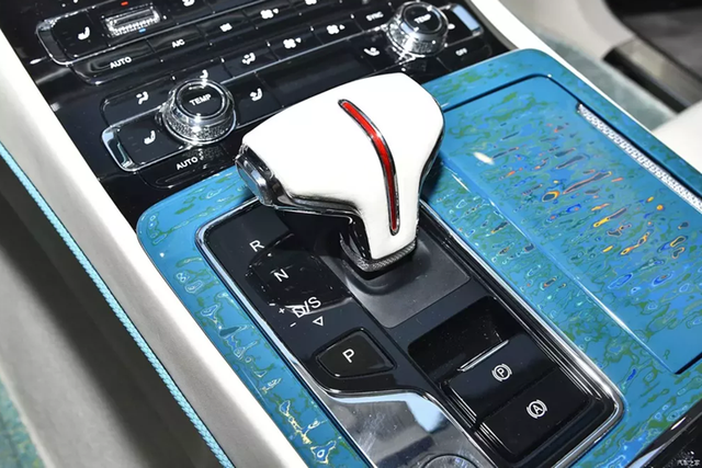 Xe hạng sang có giá hơn 20 tỷ của Trung Quốc có gì? - Hình 9 Xe hang sang co gia hon 20 ty cua Trung Quoc co gi?-Hinh-9