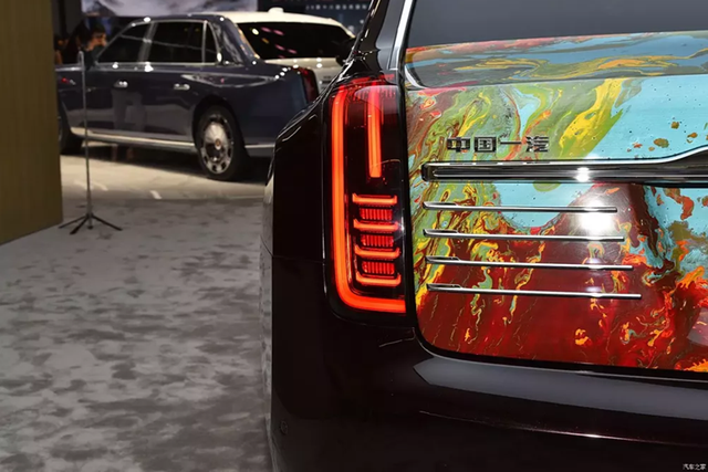Xe hạng sang có giá hơn 20 tỷ của Trung Quốc có gì? - Hình 11 Xe hang sang co gia hon 20 ty cua Trung Quoc co gi?-Hinh-11