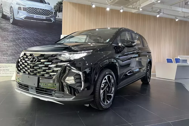 Hyundai Custin giảm giá 50 triệu đồng, đua doanh số Toyota Innova Cross Hyundai Custin giam gia 50 trieu dong, dua doanh so Toyota Innova Cross