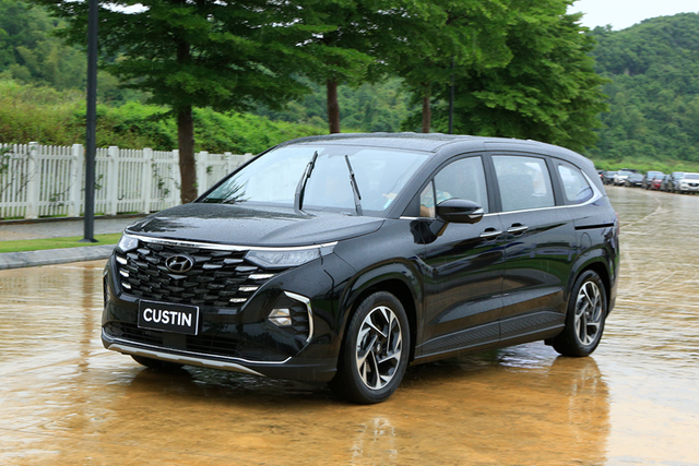 Hyundai Custin giảm giá 50 triệu đồng, đua doanh số Toyota Innova Cross - Hình 2 Hyundai Custin giam gia 50 trieu dong, dua doanh so Toyota Innova Cross-Hinh-2