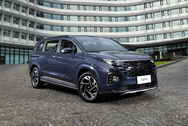 Hyundai Custin giảm giá 50 triệu đồng, đua doanh số Toyota Innova Cross - Hình 7 Hyundai Custin giam gia 50 trieu dong, dua doanh so Toyota Innova Cross-Hinh-7