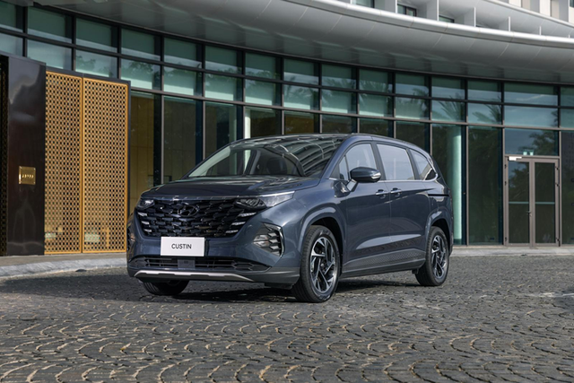 Hyundai Custin giảm giá 50 triệu đồng, đua doanh số Toyota Innova Cross - Hình 6 Hyundai Custin giam gia 50 trieu dong, dua doanh so Toyota Innova Cross-Hinh-6