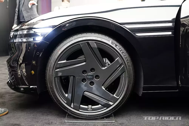 Sedan hạng sang Genesis G90 Black 2024 có giá từ 2,54 tỷ đồng - Hình 6 Sedan hang sang Genesis G90 Black 2024 co gia tu 2,54 ty dong-Hinh-6