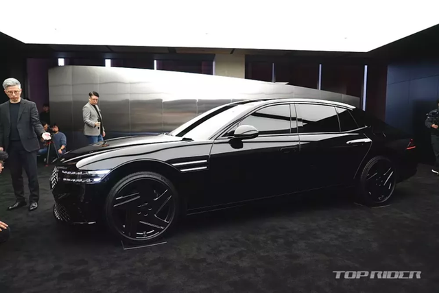 Sedan hạng sang Genesis G90 Black 2024 có giá từ 2,54 tỷ đồng - Hình 2 Sedan hang sang Genesis G90 Black 2024 co gia tu 2,54 ty dong-Hinh-2