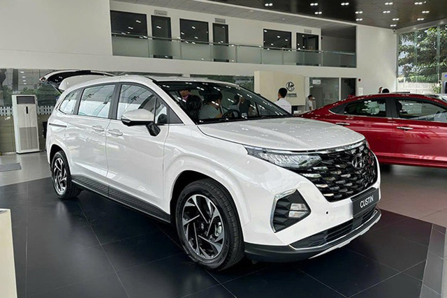 Hyundai Custin giảm giá 50 triệu đồng, đua doanh số Toyota Innova Cross - Hình 9 Hyundai Custin giam gia 50 trieu dong, dua doanh so Toyota Innova Cross-Hinh-9