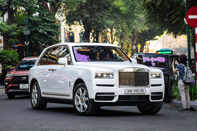 Xem Rolls-Royce Cullinan được ví như biệt thự di động - Hình 2 Xem Rolls-Royce Cullinan duoc vi nhu biet thu di dong-Hinh-2