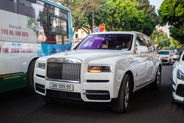 Xem Rolls-Royce Cullinan được ví như biệt thự di động - Hình 4 Xem Rolls-Royce Cullinan duoc vi nhu biet thu di dong-Hinh-4