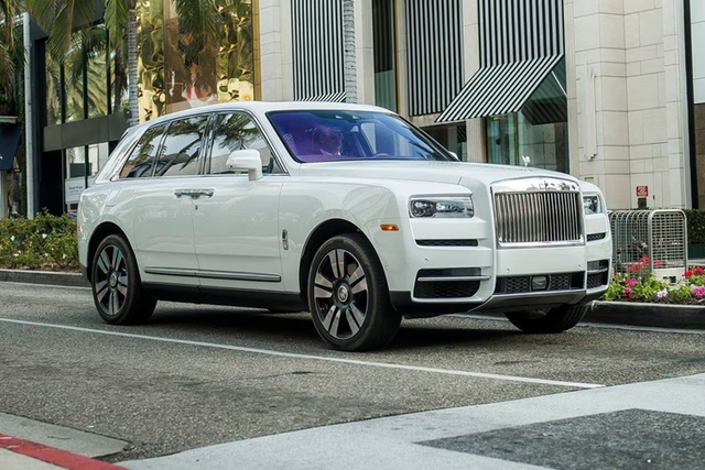 Xem Rolls-Royce Cullinan được ví như biệt thự di động - Hình 8 Xem Rolls-Royce Cullinan duoc vi nhu biet thu di dong-Hinh-8