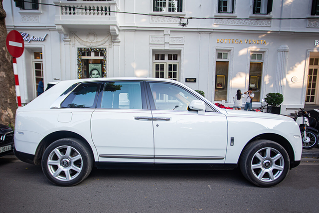 Xem Rolls-Royce Cullinan được ví như biệt thự di động - Hình 5 Xem Rolls-Royce Cullinan duoc vi nhu biet thu di dong-Hinh-5