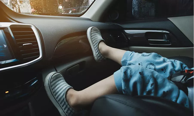 Người dưới 10 tuổi không được ngồi hàng ghế trước ôtô Nguoi duoi 10 tuoi khong duoc ngoi hang ghe truoc oto