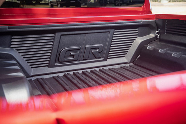 Bên trong chiếc xe bán tải Toyota Hilux GR Sport - Hình 5 Ben trong chiec xe ban tai Toyota Hilux GR Sport-Hinh-5