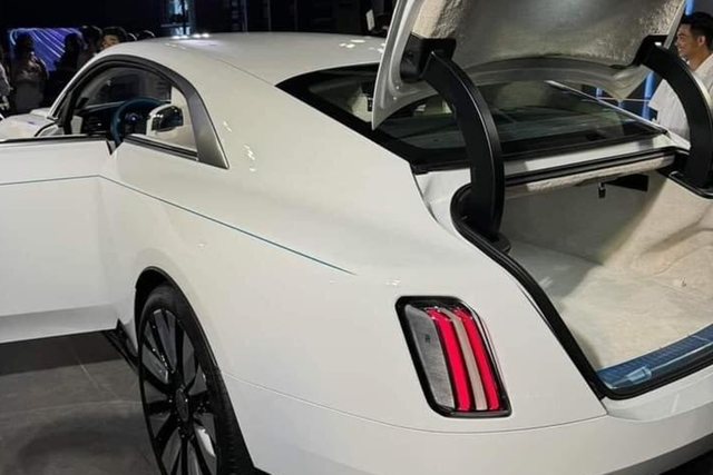 Rolls-Royce Spectre đầu tiên xuất hiện tại Việt Nam - Hình 3 Rolls-Royce Spectre dau tien xuat hien tai Viet Nam-Hinh-3