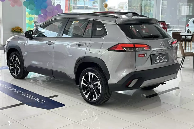 Đại lý bán 'bia kèm lạc' đối với Toyota Corolla Cross 2024 - Hình 11 Dai ly ban 'bia kem lac' doi voi Toyota Corolla Cross 2024-Hinh-11