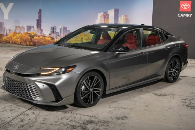 Cận cảnh Toyota Camry 2024 đang chạy thử tại Thái Lan - Hình 2 Can canh Toyota Camry 2024 dang chay thu tai Thai Lan-Hinh-2