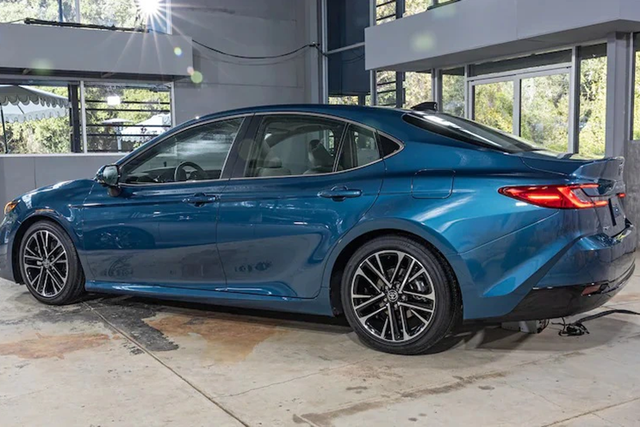Cận cảnh Toyota Camry 2024 đang chạy thử tại Thái Lan - Hình 6 Can canh Toyota Camry 2024 dang chay thu tai Thai Lan-Hinh-6