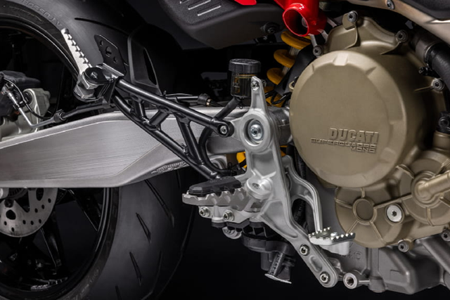 Cận cảnh Ducati Hypermotard 698 Mono từ 480 triệu - Hình 7 Can canh Ducati Hypermotard 698 Mono tu 480 trieu-Hinh-7