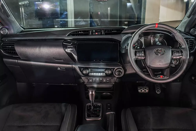 Bên trong chiếc xe bán tải Toyota Hilux GR Sport - Hình 13 Ben trong chiec xe ban tai Toyota Hilux GR Sport-Hinh-13