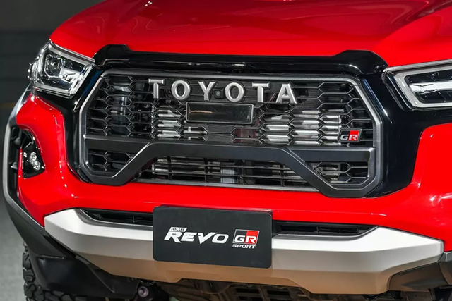 Bên trong chiếc xe bán tải Toyota Hilux GR Sport - Hình 6 Ben trong chiec xe ban tai Toyota Hilux GR Sport-Hinh-6