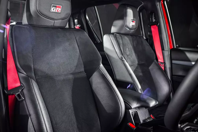 Bên trong chiếc xe bán tải Toyota Hilux GR Sport - Hình 10 Ben trong chiec xe ban tai Toyota Hilux GR Sport-Hinh-10