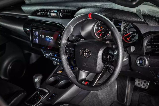 Bên trong chiếc xe bán tải Toyota Hilux GR Sport - Hình 12 Ben trong chiec xe ban tai Toyota Hilux GR Sport-Hinh-12