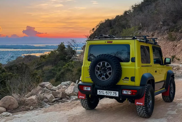 Đại gia Bình Dương chi tiền mua Suzuki Jimny giá rẻ để trải nghiệm - Hình 4 Dai gia Binh Duong chi tien mua Suzuki Jimny gia re de trai nghiem-Hinh-4