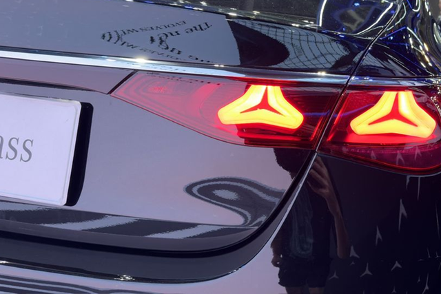 Mercedes-Benz E-Class 2024 được phân phối với 2 phiên bản - Hình 11 Mercedes-Benz E-Class 2024 duoc phan phoi voi 2 phien ban-Hinh-11