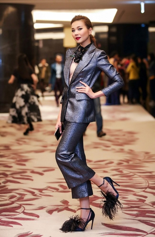 Ngọc Trinh, Mai Phương Thuý và những sao Việt diện vest không nội y nóng hôi hổi - Hình 6 Ngoc Trinh, Mai Phuong Thuy va nhung sao Viet dien vest khong noi y nong hoi hoi-Hinh-6