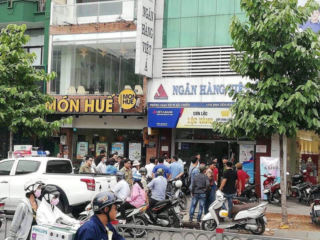 Vụ cướp ngân hàng Việt Á: Nghi phạm đốt xe máy trước khi bỏ trốn Vu cuop ngan hang Viet A: Nghi pham dot xe may truoc khi bo tron