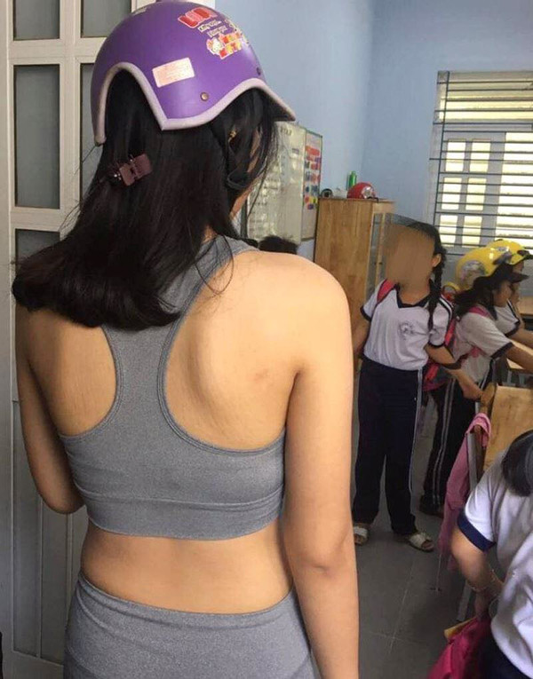 Những bà mẹ mặc hớ hênh khi đi đón con - Hình 7 Nhung ba me mac ho henh khi di don con-Hinh-7