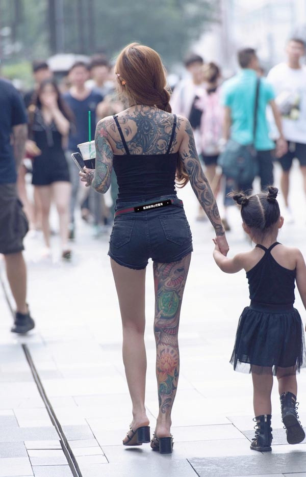 Những bà mẹ mặc hớ hênh khi đi đón con - Hình 10 Nhung ba me mac ho henh khi di don con-Hinh-10