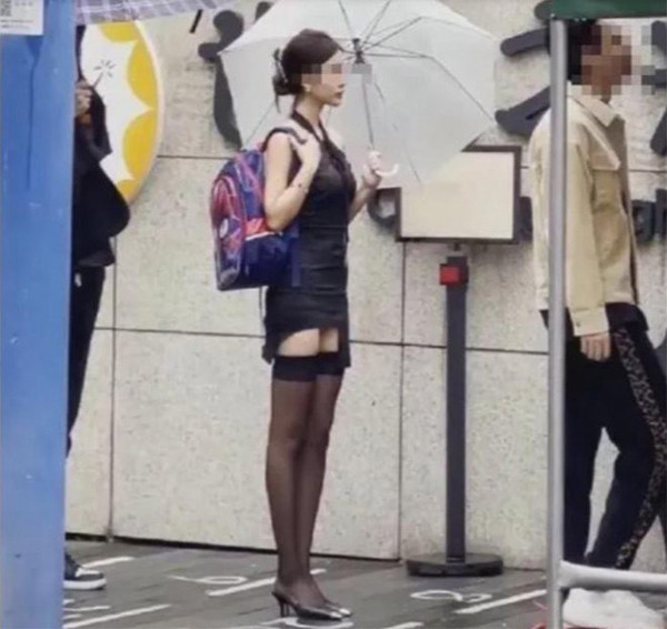 Những bà mẹ mặc hớ hênh khi đi đón con - Hình 3 Nhung ba me mac ho henh khi di don con-Hinh-3