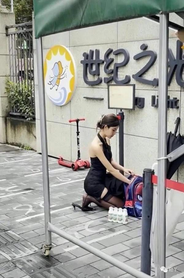 Những bà mẹ mặc hớ hênh khi đi đón con - Hình 4 Nhung ba me mac ho henh khi di don con-Hinh-4