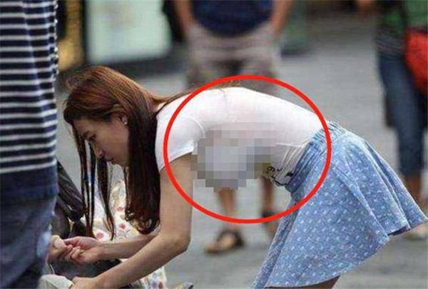 Những bà mẹ mặc hớ hênh khi đi đón con - Hình 8 Nhung ba me mac ho henh khi di don con-Hinh-8