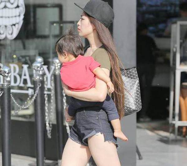 Những bà mẹ mặc hớ hênh khi đi đón con - Hình 9 Nhung ba me mac ho henh khi di don con-Hinh-9