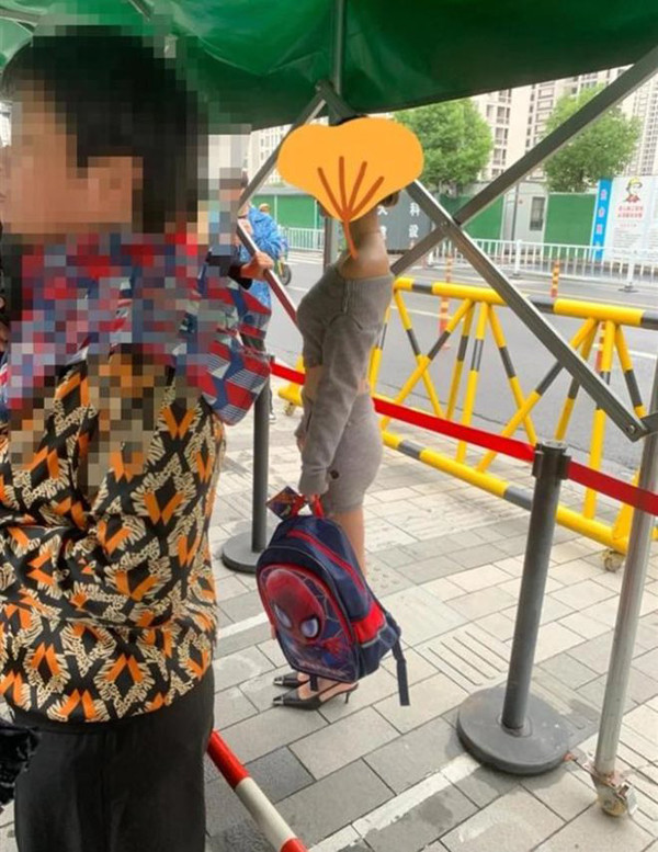 Những bà mẹ mặc hớ hênh khi đi đón con - Hình 5 Nhung ba me mac ho henh khi di don con-Hinh-5