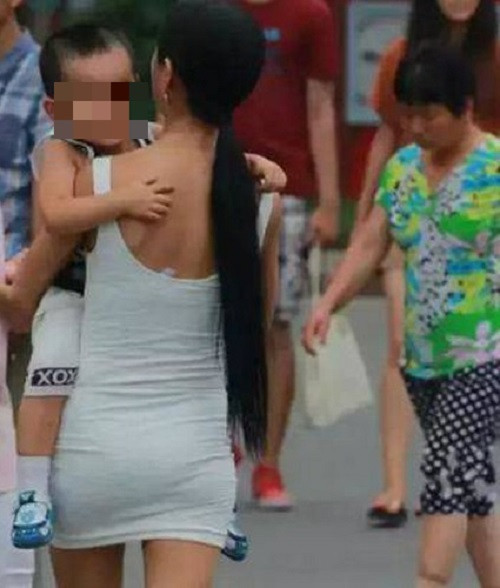 Những bà mẹ mặc hớ hênh khi đi đón con - Hình 6 Nhung ba me mac ho henh khi di don con-Hinh-6