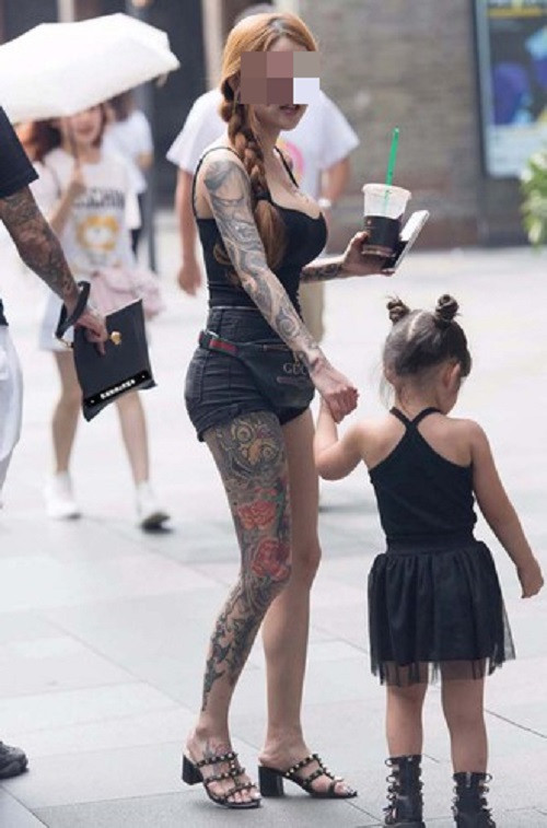 Những bà mẹ mặc hớ hênh khi đi đón con Nhung ba me mac ho henh khi di don con