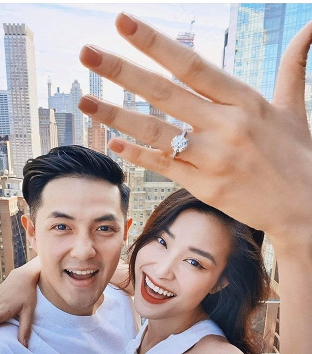 Màn khoe nhẫn cầu hôn của Đông Nhi - Ông Cao Thắng bị troll không thương tiếc Man khoe nhan cau hon cua Dong Nhi - Ong Cao Thang bi troll khong thuong tiec