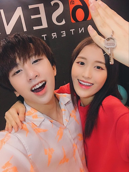 Màn khoe nhẫn cầu hôn của Đông Nhi - Ông Cao Thắng bị troll không thương tiếc - Hình 10 Man khoe nhan cau hon cua Dong Nhi - Ong Cao Thang bi troll khong thuong tiec-Hinh-10