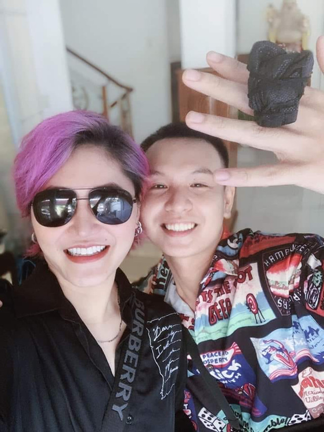 Màn khoe nhẫn cầu hôn của Đông Nhi - Ông Cao Thắng bị troll không thương tiếc - Hình 7 Man khoe nhan cau hon cua Dong Nhi - Ong Cao Thang bi troll khong thuong tiec-Hinh-7