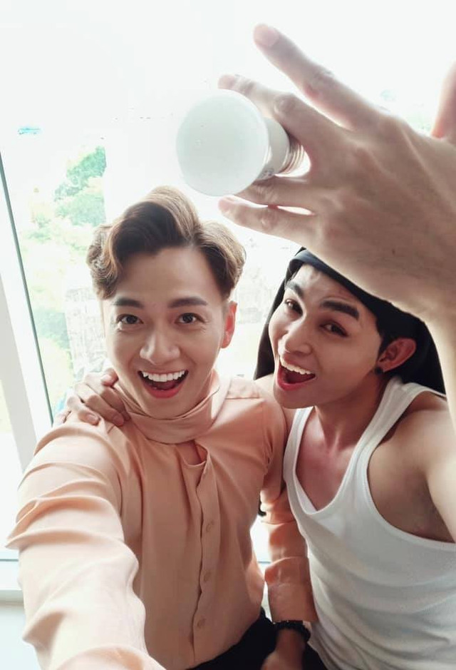 Màn khoe nhẫn cầu hôn của Đông Nhi - Ông Cao Thắng bị troll không thương tiếc - Hình 3 Man khoe nhan cau hon cua Dong Nhi - Ong Cao Thang bi troll khong thuong tiec-Hinh-3