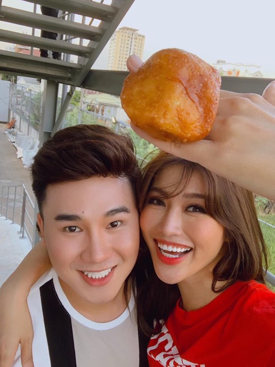 Màn khoe nhẫn cầu hôn của Đông Nhi - Ông Cao Thắng bị troll không thương tiếc - Hình 5 Man khoe nhan cau hon cua Dong Nhi - Ong Cao Thang bi troll khong thuong tiec-Hinh-5